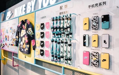 除了DIY球鞋，NIKE還推出服裝專屬定制服務！盡情發揮再也不怕撞衫！手機殼定制服務也來了